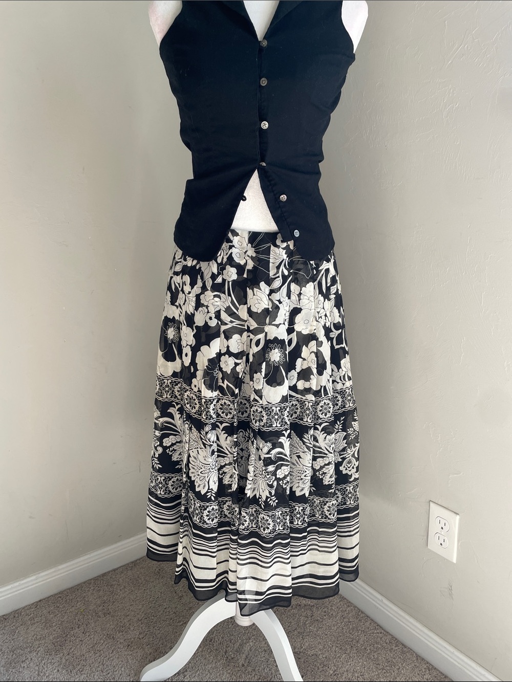 100% Silk Black & White Floral Pleated Flowy Midi Skirt